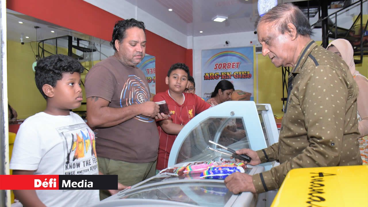 Des habitués sont nombreux devant sa vitrine.