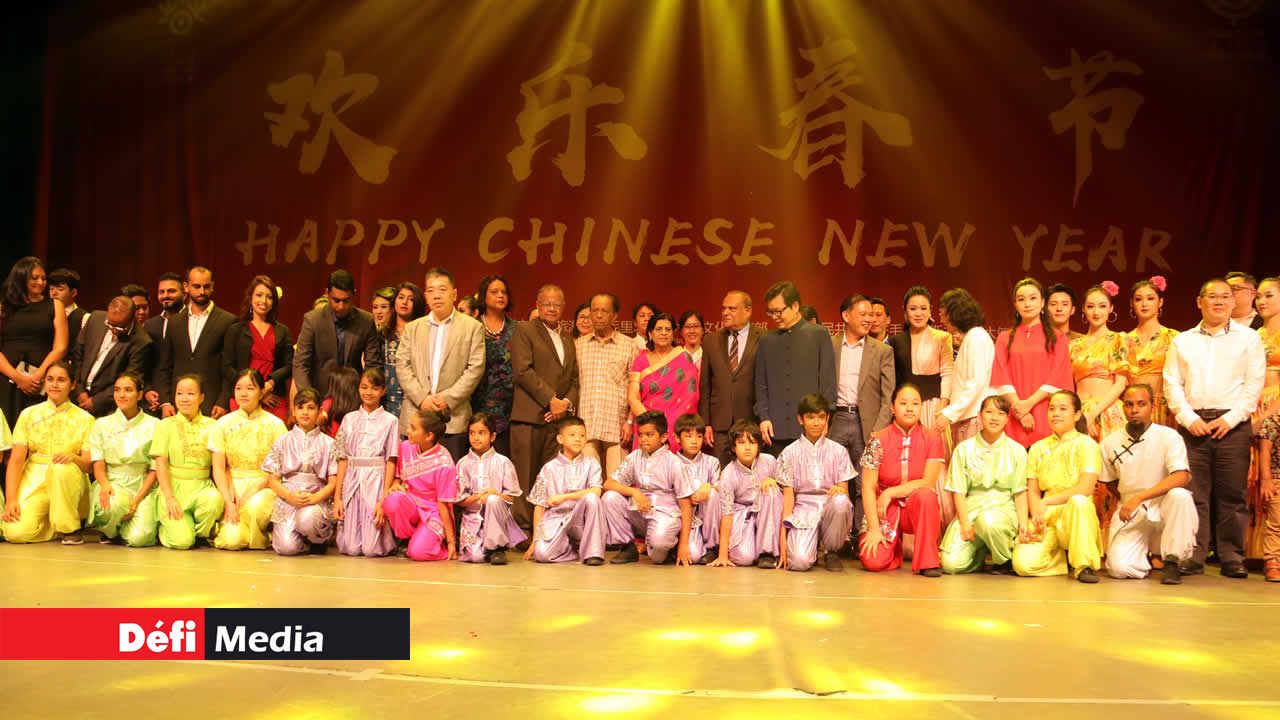 La China Oriental Performing Arts Group Co. Ltd et le China National Symphony Orchestra avec sir Anerood Jugnauth et le ministre de Arts et du Patrimoine. Chine