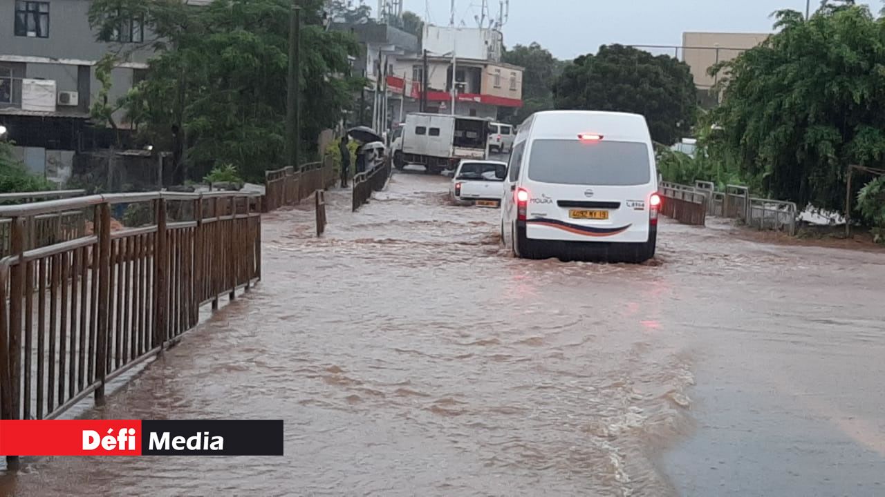 Pluies torrentielles : des torrents d’eau boueuse envahissent des routes à Albion et Gros Cailloux