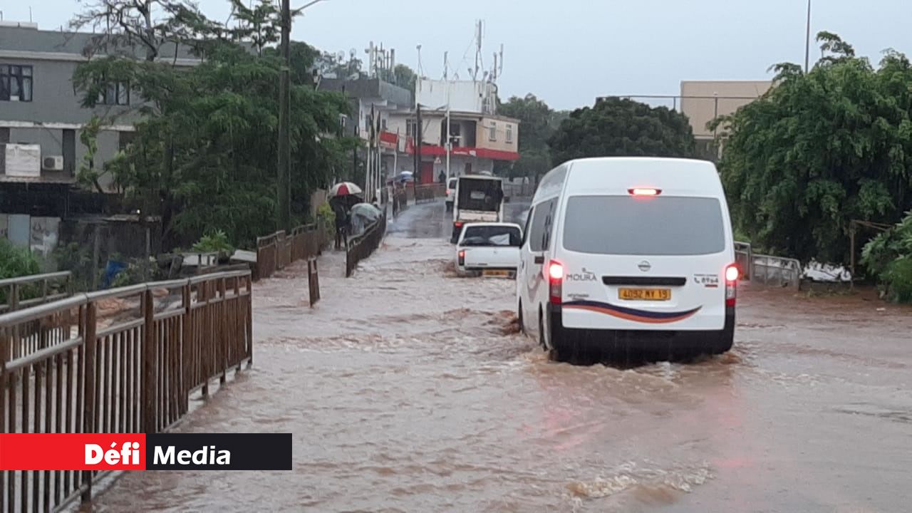 Pluies torrentielles : des torrents d’eau boueuse envahissent des routes à Albion et Gros Cailloux