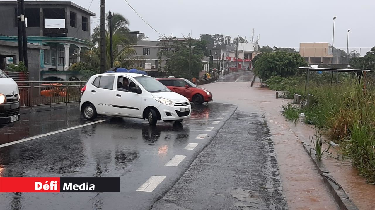 Pluies torrentielles : des torrents d’eau boueuse envahissent des routes à Albion et Gros Cailloux