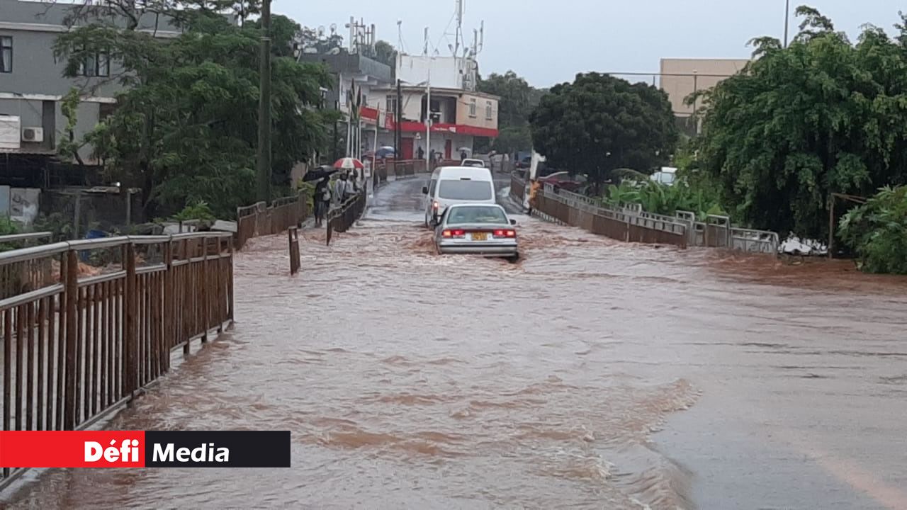 Pluies torrentielles : des torrents d’eau boueuse envahissent des routes à Albion et Gros Cailloux