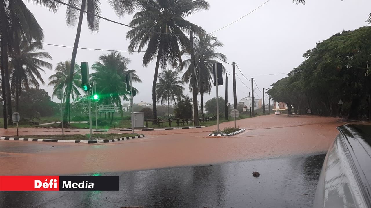 Pluies torrentielles : des torrents d’eau boueuse envahissent des routes à Albion et Gros Cailloux