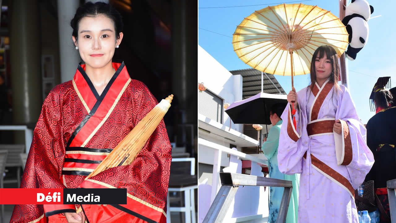 Dans un éclat de rouge, symbole de chance et de prospérité, une jeune femme porte un habit traditionnel chinois, un parasol délicatement tenu dans les bras. L’élégance du blanc et du rouge se mêle dans cet habit traditionnel chinois porté fièrement par cette jeune femme.