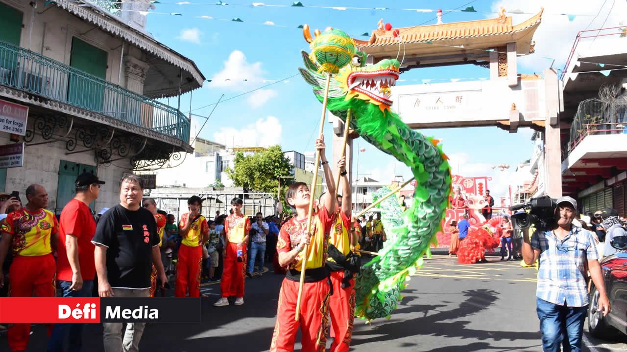 Sous les mouvements habiles des danseurs, ce dragon vert serpente majestueusement dans les airs.