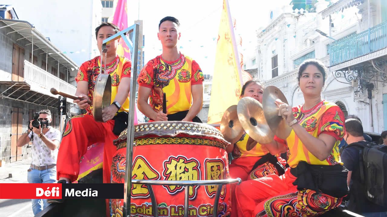 Une troupe de percussionnistes, armée d’un « gu », un grand tambour à peau joué avec des baguettes, du « luo » ou gong, et de cymbales chinoises, crée une ambiance vibrante.