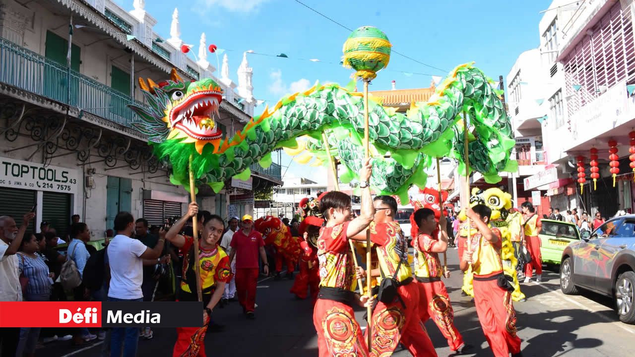 Sous les mouvements habiles des danseurs, ce dragon vert serpente majestueusement dans les airs.