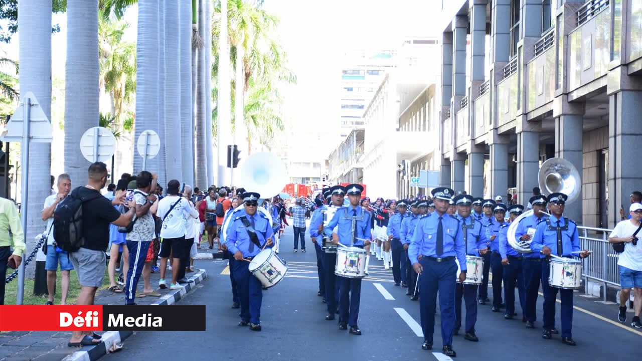 La fanfare de la police, en tête du défilé, a instillé dès les premiers instants une atmosphère festive, marquant le début des célébrations.