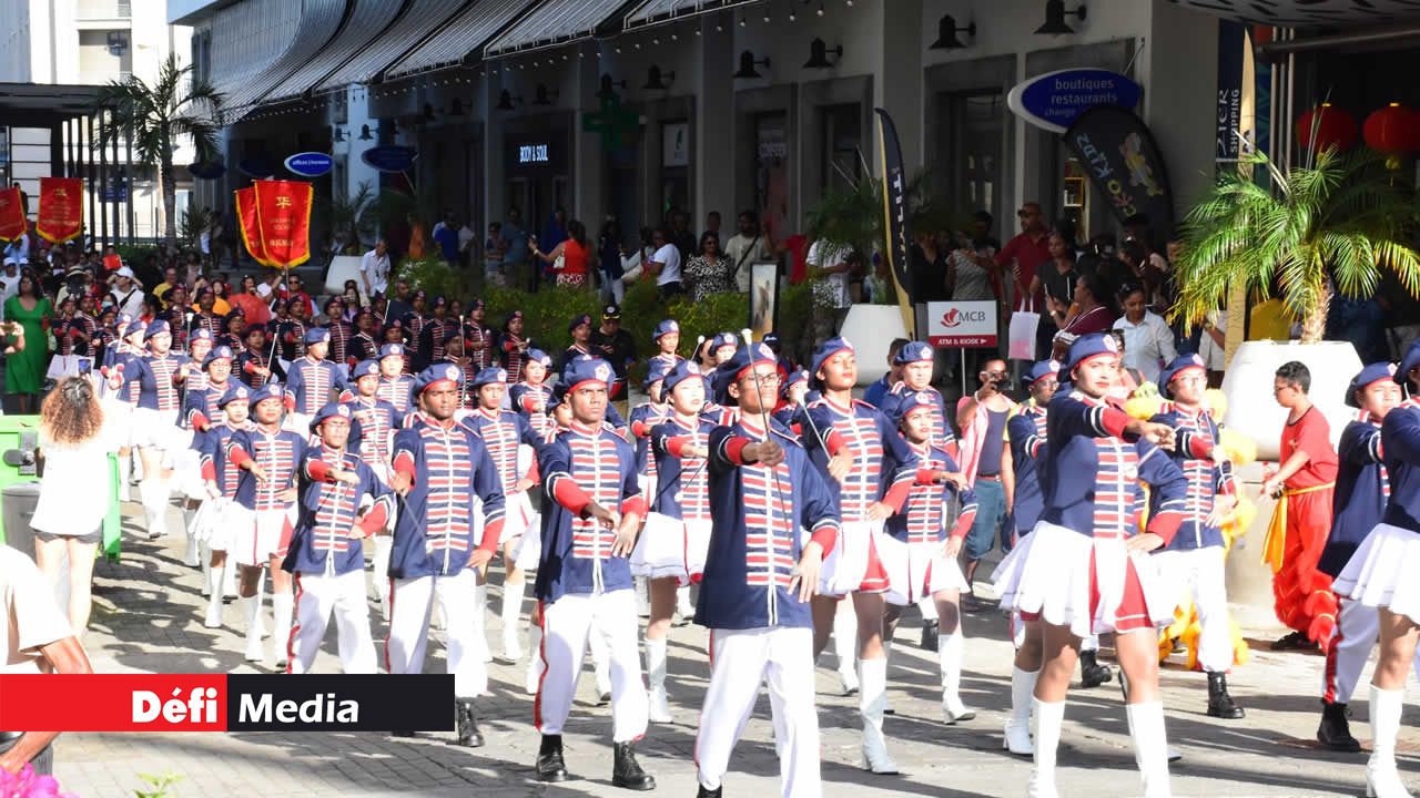Les majorettes et « twirlers » du Queen Elizabeth College en pleine synchronisation, ajoutant une touche d’élégance à la parade.