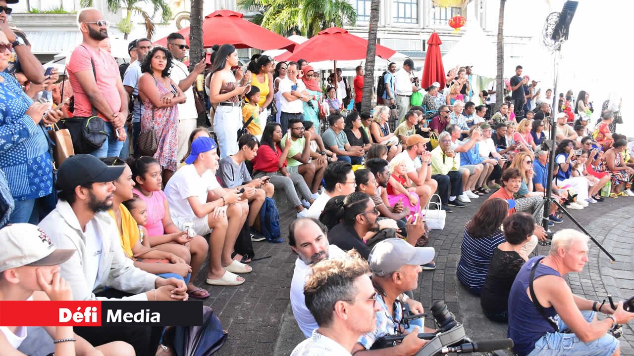La foule impatiente, rassemblée sur l’esplanade du Caudan Waterfront, prête à savourer le spectacle final de la journée.