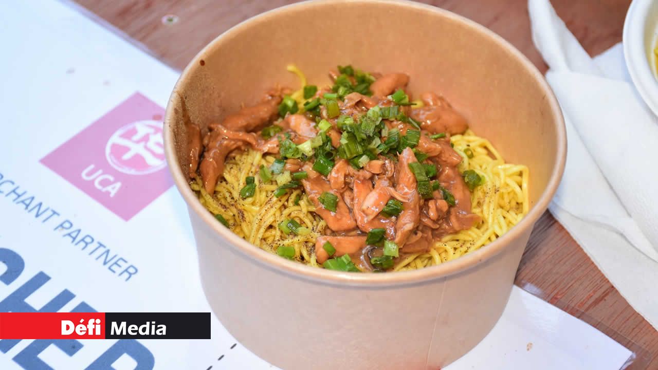 Un bol de mine bouilli, un goût authentique de la cuisine chinoise qui réchauffe les cœurs pendant les célébrations du Nouvel An.