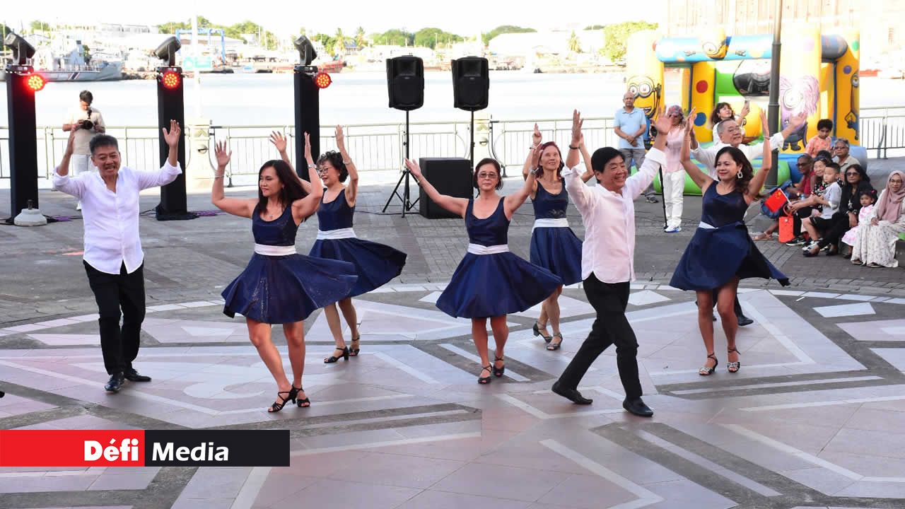 Ces danseurs scintillants enchaînent les pas sur scène, apportant une touche de glamour à la scène du Caudan Waterfront.
