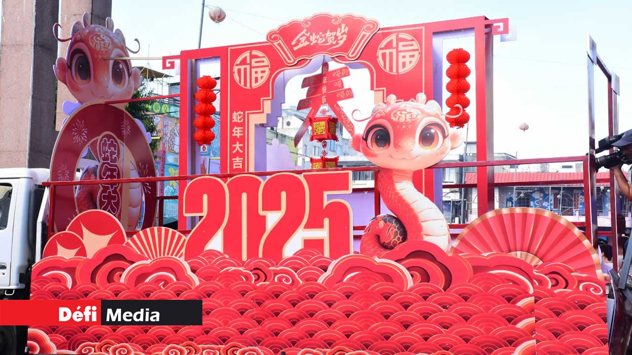 Un char spectaculaire à l’effigie du serpent, symbole de l’année lunaire, a illuminé le cortège.