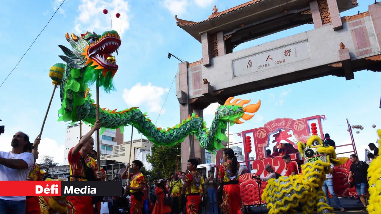 Sous le regard des spectateurs émerveillés, les dragons chinois ont dansé dans les rues de Chinatown, apportant énergie et symbolisme à la célébration.