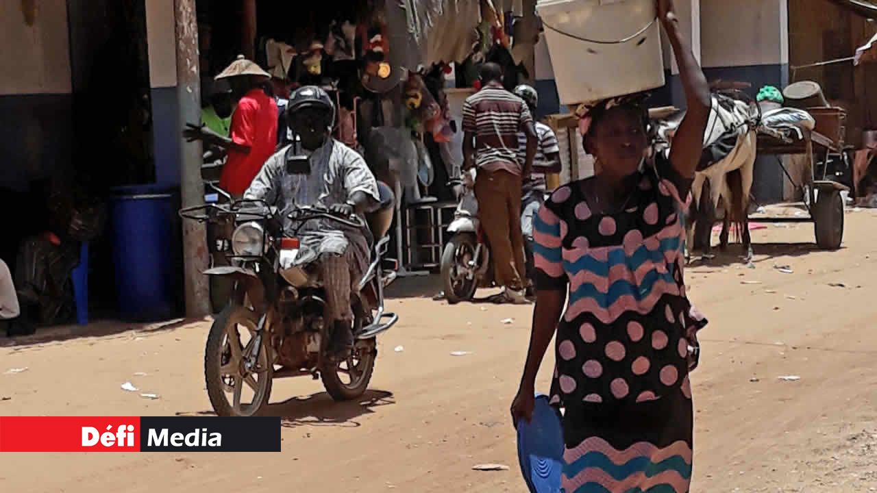 Dans une rue de Fatick, à l'ouest du Sénégal. La Terenga
