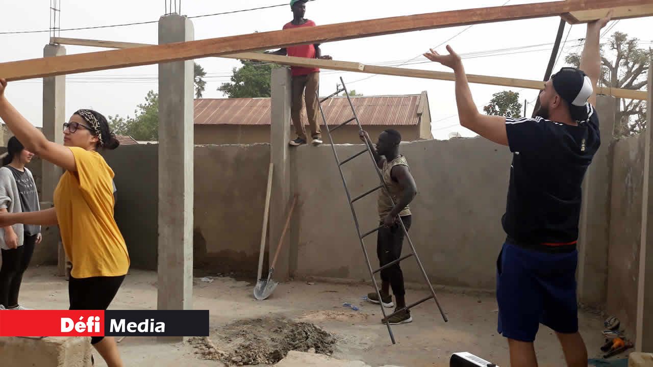 Sur le chantier pour construire un abri qui accueillera des enfants. La Terenga