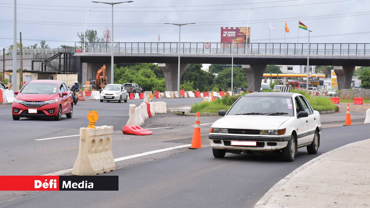 Lorsque l’on vient du nord ou du rond-point d’ABC en direction de Port-Louis, l’autoroute se divise en deux voies de circulation.