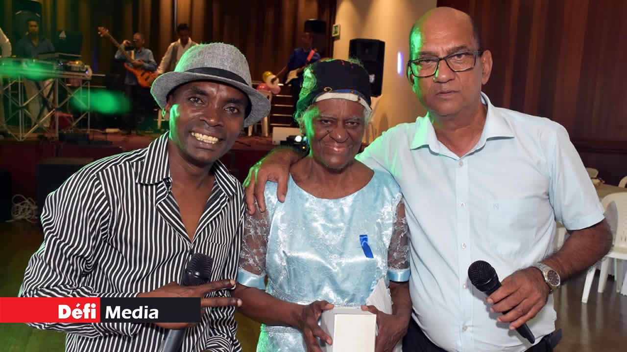 Chantal Anthony de Rivière-des-Anguilles a récité un poème pour les mamans. Elle a reçu un cadeau des mains de Ton Simon et d’Harry Poonoosamy. Fête des Mères