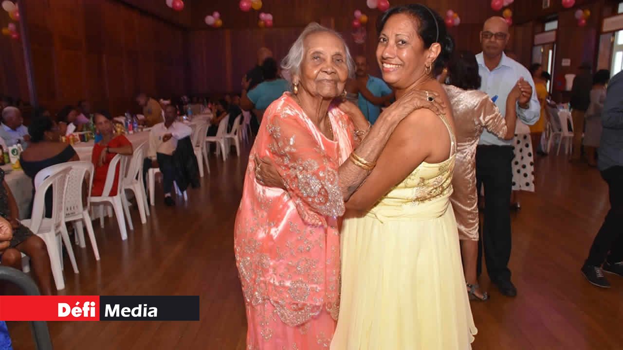 Irène Ramsamy, âgée de 105 ans, dansant avec sa belle-fille Marie-Noëlle Petricier-Silvio. Fête des Mères