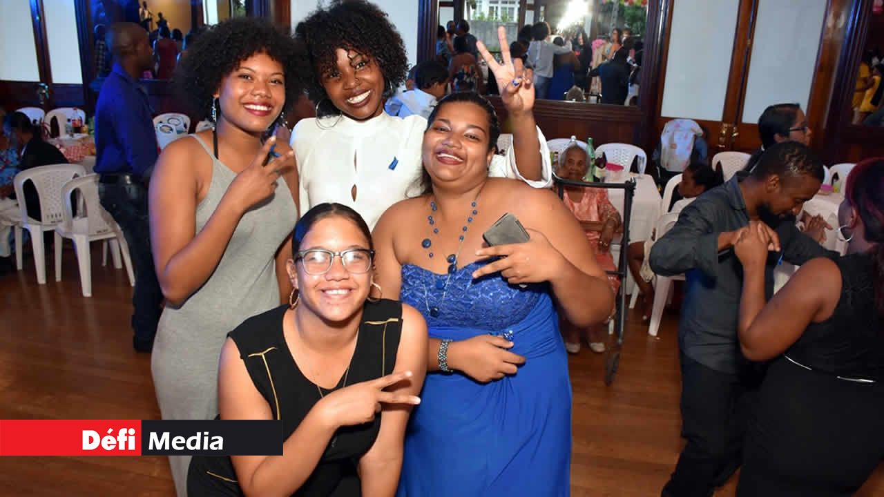 Une pose photo avec des jeunes venus faire la fête. Fête des Mères