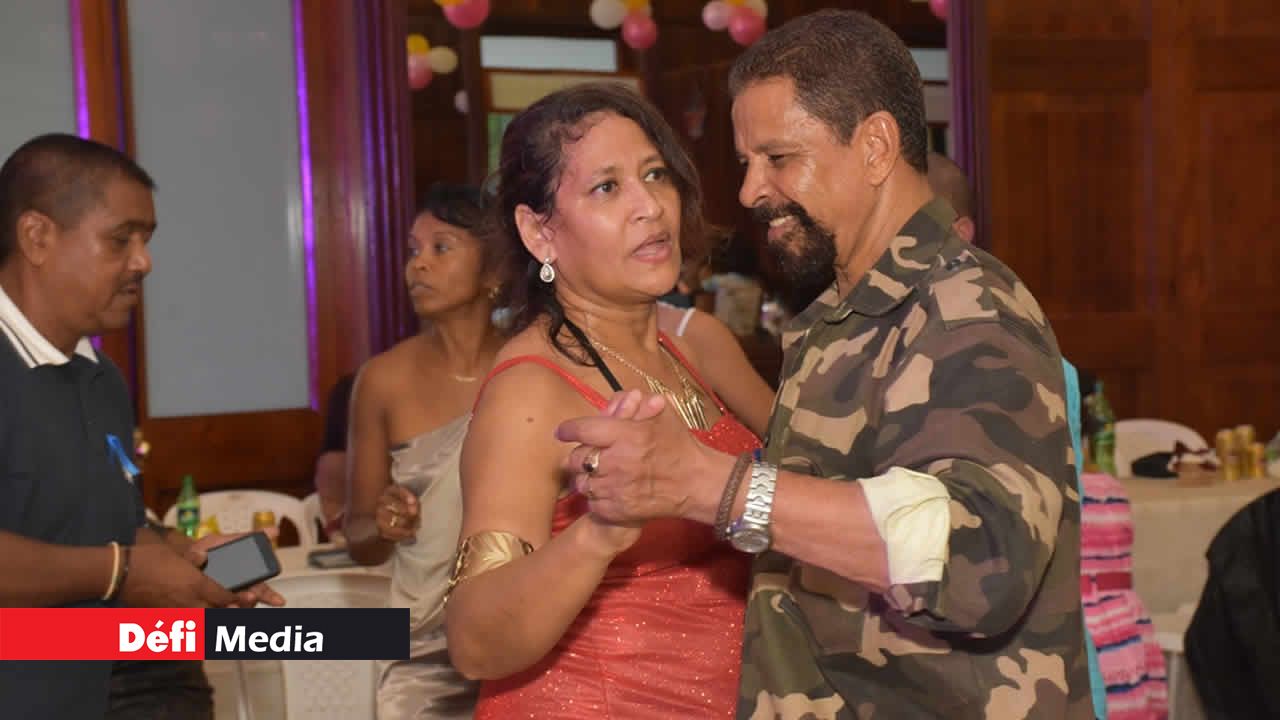 Un couple dansant sur une valse. Fête des Mères