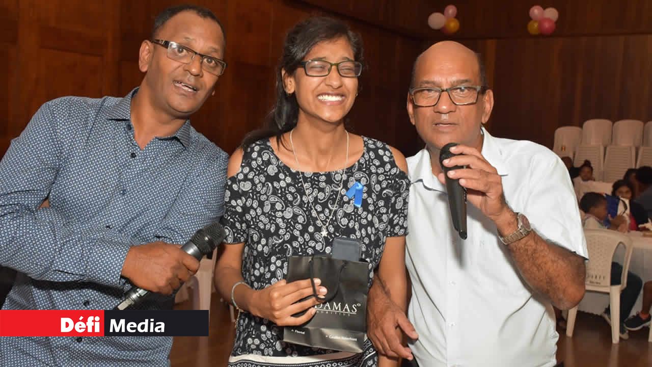 Eva Runghsawmy a remporté un cadeau d’Adamas des mains d’Harry Poonoosamy et d’Alain Narainsamy. Fête des Mères