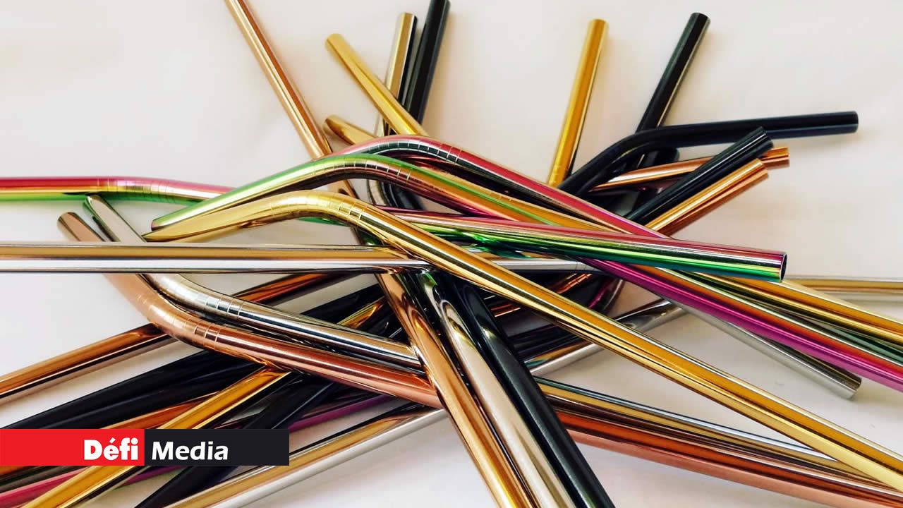 The Strawz propose des pailles écologiques en bambous alors que Soleil Mauritius commercialise des pailles en acier inoxydable. Plastic Free July