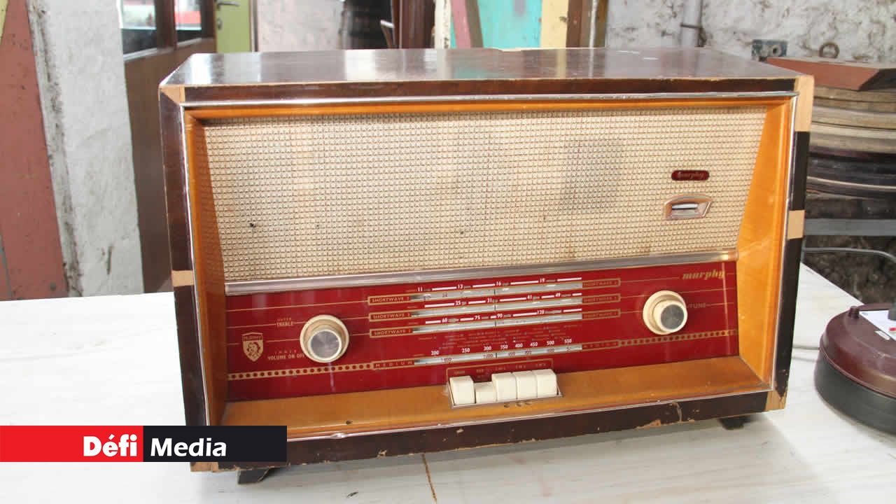 Une radio de la marque Murphy donnait des nouvelles du monde et faisait la joie des mélomanes. Invitation au voyage dans le passé