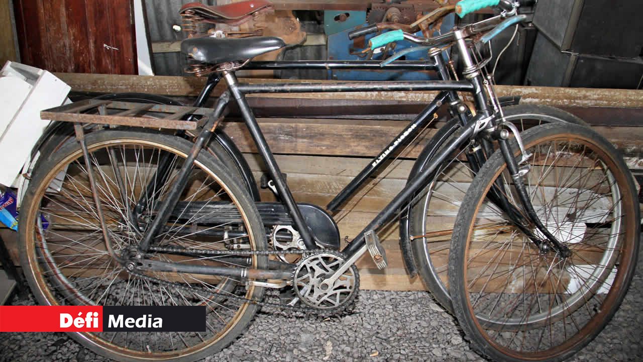 Deux vélos, l’un de la marque Raleigh et l’autre un Flying Pignon, étaient les moyens de locomotion les plus utilisés dans les villes et les villages. Invitation au voyage dans le passé