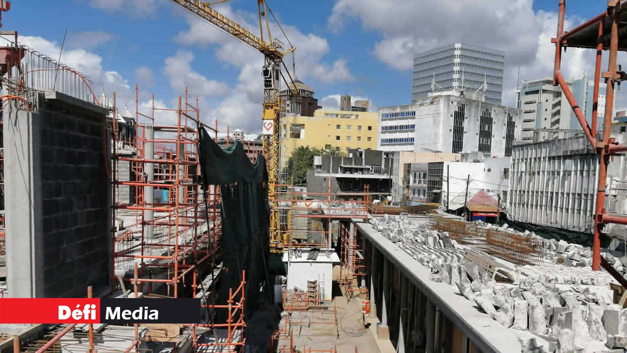 Vue aérienne des bâtiments en construction, en direction du Paille-en-Queue Court.