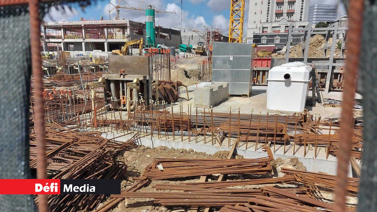 Des matériaux dans l’attente de construction.
