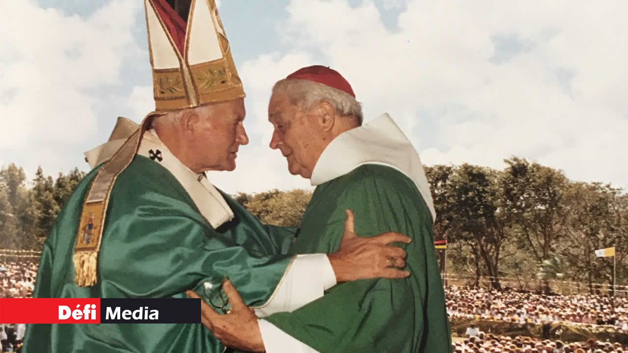 Le Pape Jean-Paul II et le Cardinal Margéot. pape Jean-Paul II