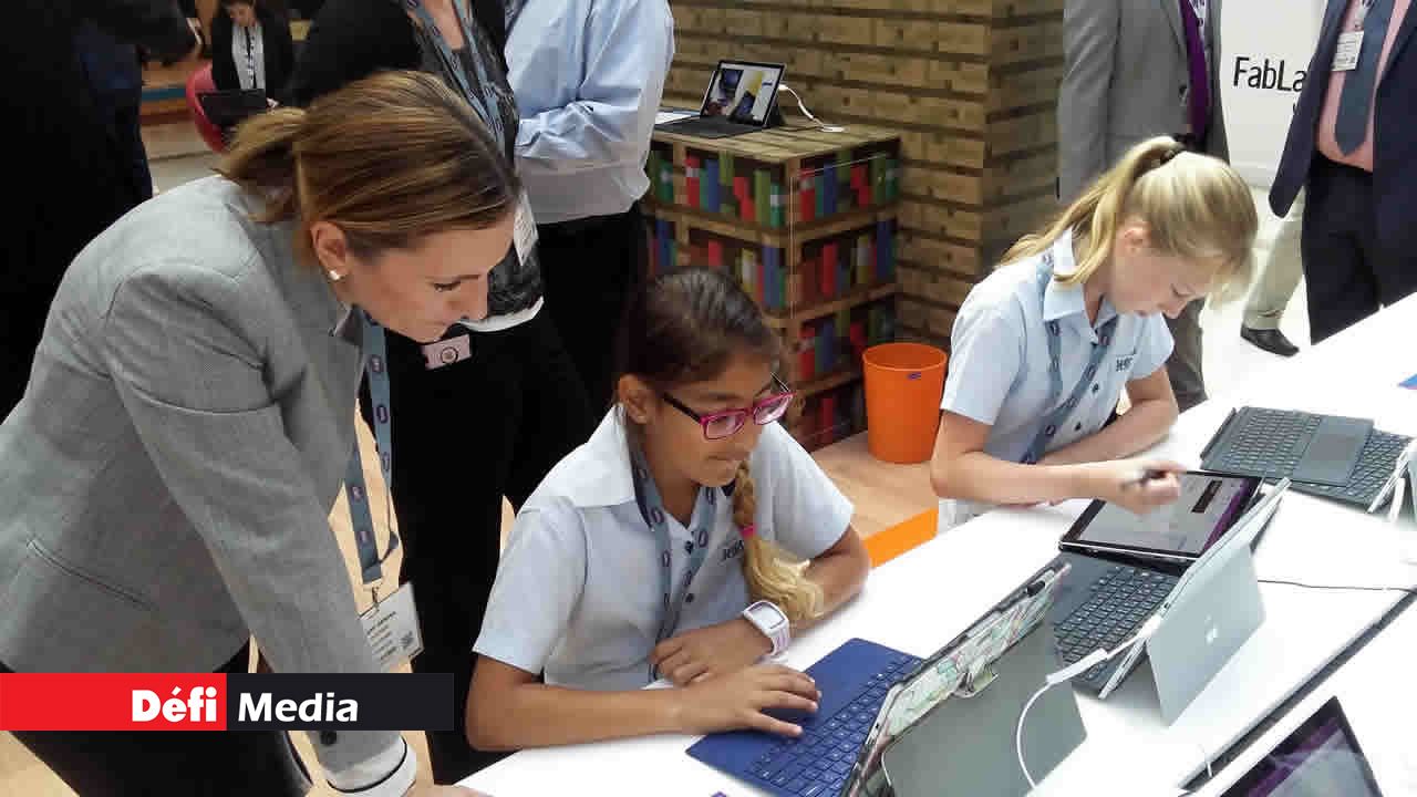 Des élèves testant des outils éducatifs numériques lors  du BETT Moyen-Orient Afrique.
