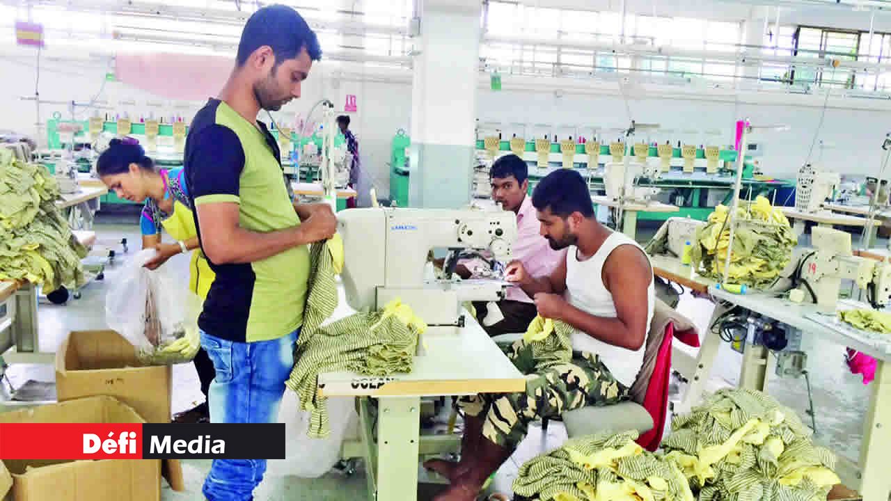 Mauriciens et Bangladais à l’oeuvre pour la production.