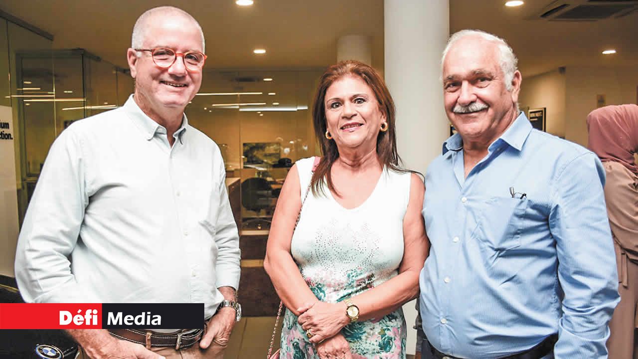 Louis Philippe Gueho d’Alpine Maurice, en compagnie de Roseline et Gérard Duvivier, les parents du pilote Thierry Duvivier.