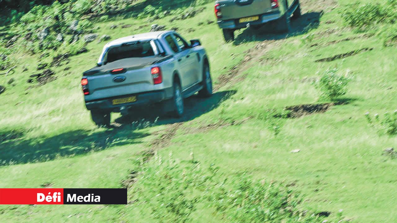 Les 4 x 4 empruntant la même route que celle parcourue par les coureurs lors du Medine Trail.