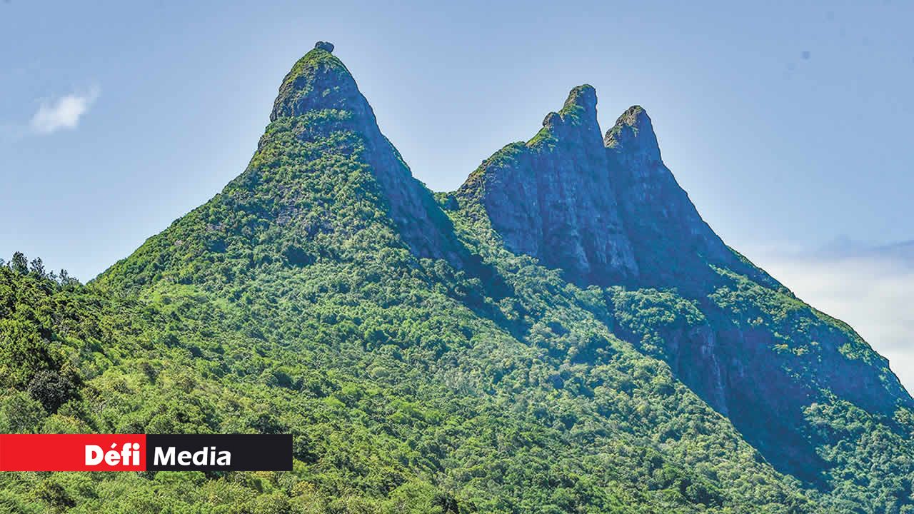 Sur le flanc de la Montagne Rempart, se dresse, à ses côtés, la montagne Trois Mamelles.