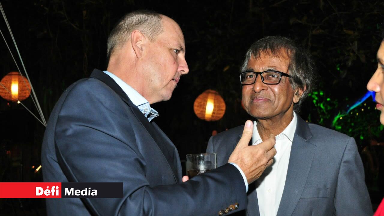 Jean Michel Pitot et le ministre Anil Gayan.