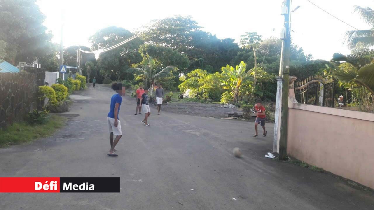 Les enfants sont contraints de jouer sur le chemin.