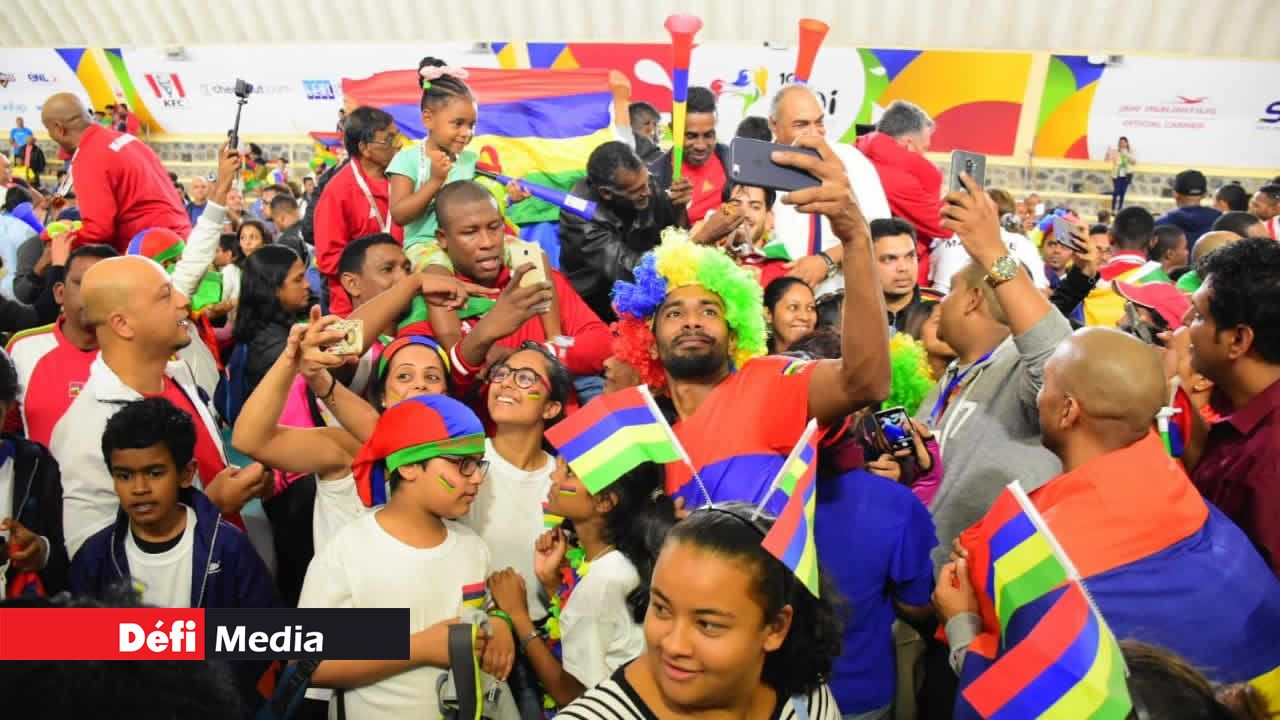 Les spectateurs ont envahi le terrain après la fabuleuse finale de nos volleyeurs au gymnase Pandit Sahadeo, à Vacoas. 10es jeux des îles de l’océan indien