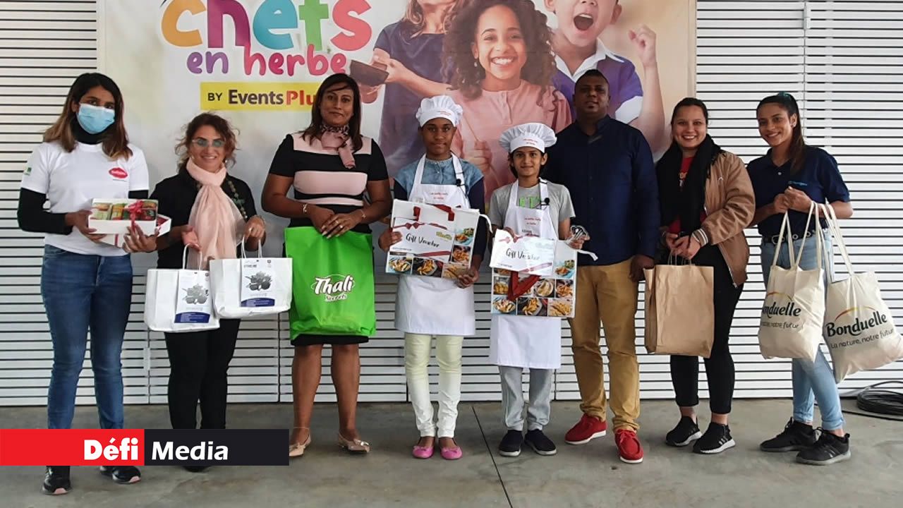 De gauche à droite : Najaah Khodabocus, Brand Executive chez Subana, a remis un coffret de biscuits, Kathleen Correct, directrice de Kat Couvert Services, Anouchka Seevathean, Marketing Executive chez Thali Delights Ltd a offert des desserts, les candidats Eva Lebon et Zeyd Issack, Emmanuel Larché, Sales representative chez Convenience Food Ltd, a remis un voucher de Rs 500 et une glacière de la marque Lutosa, Léa Benoît, hôtesse de Quality Beverages Ltd, a offert des goodies et Annaelle Lebrette, hôtesse de Panagora, a remis des provisions et des goodies. Les demi-finalistes sortants (au centre).