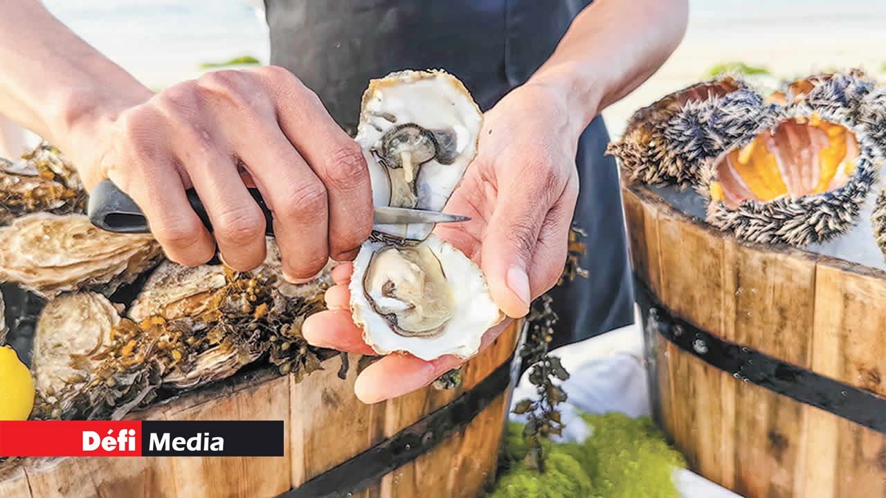 Ouverture des huîtres. Elles seront ensuite assaisonnées, avant d’être savourées.
