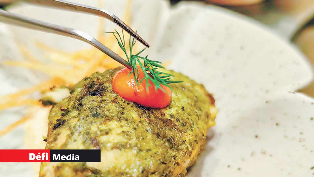 La touche finale est apportée au Chutney Chicken.