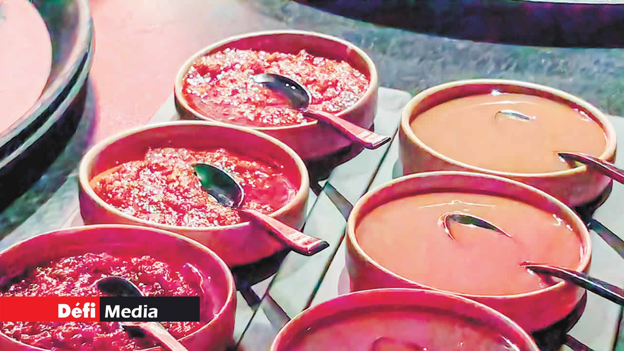 Des sauces différentes sont proposées pour accompagner les plats.