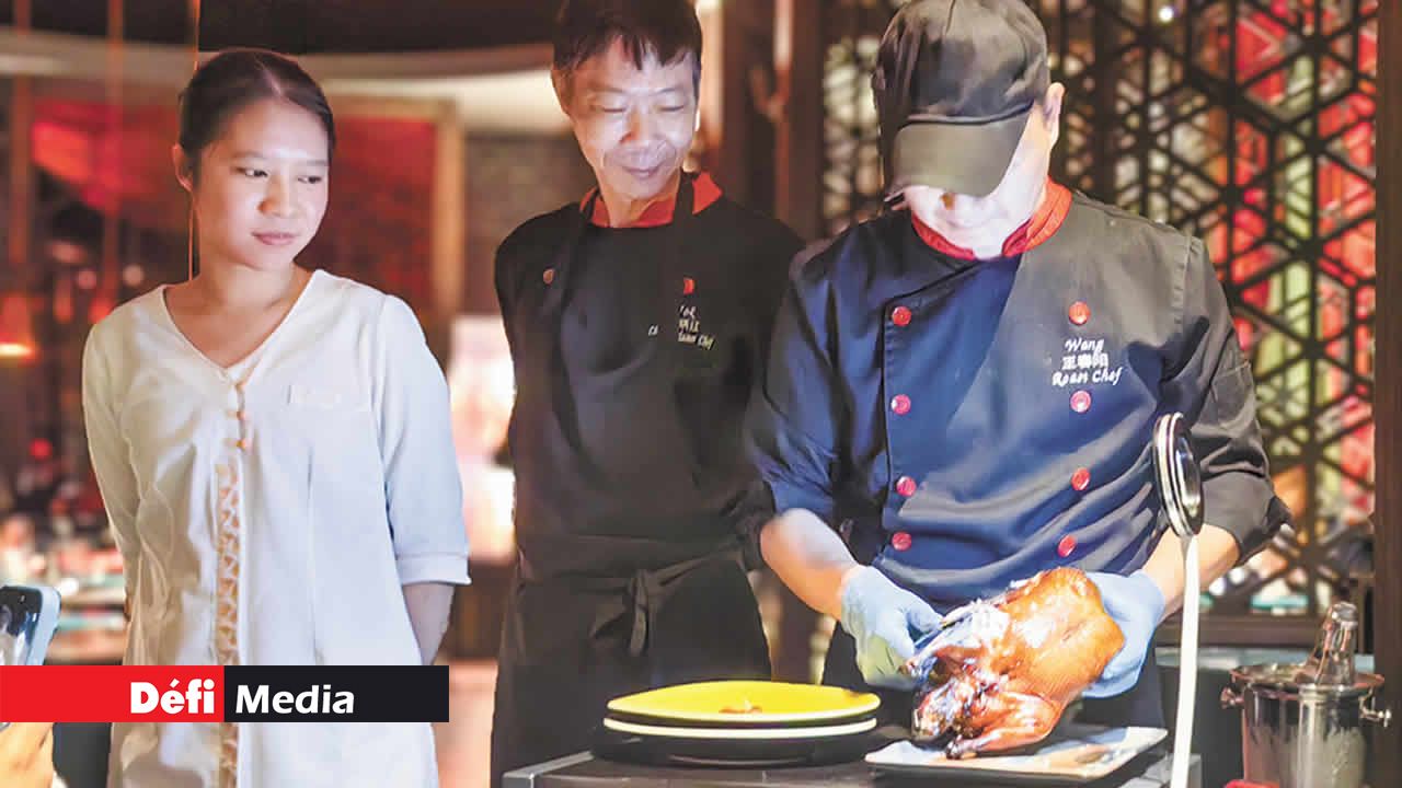 Le chef Wang et son équipe préparent le canard laqué.