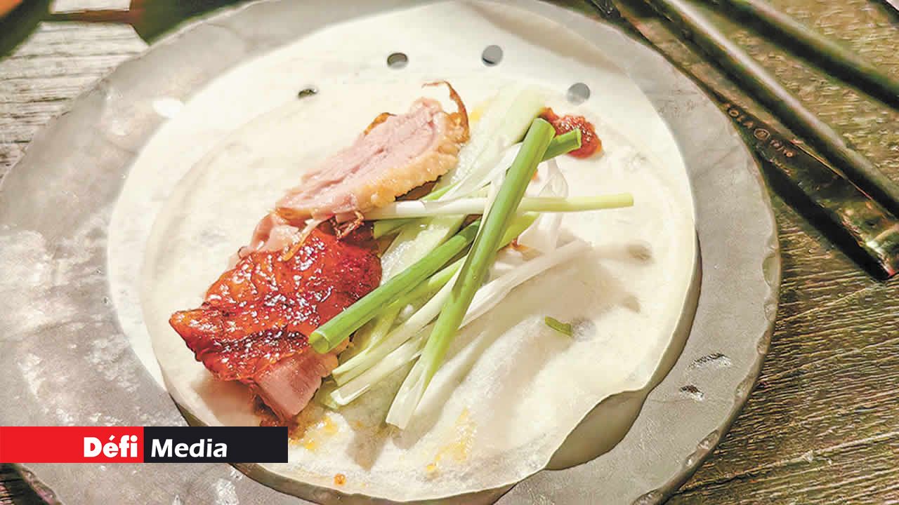 Cette spécialité de la cuisine chinoise est accompagnée de tranches de concombre vert et d’échalotes, le tout à enrouler dans des feuilles de riz avec des sauces spécialement conçues.