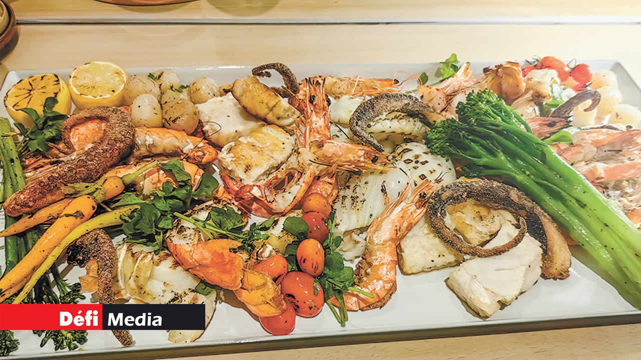 Au restaurant Beach Rouge, un somptueux panier de fruits de mer disposé avec élégance fait monter l’eau à la bouche.