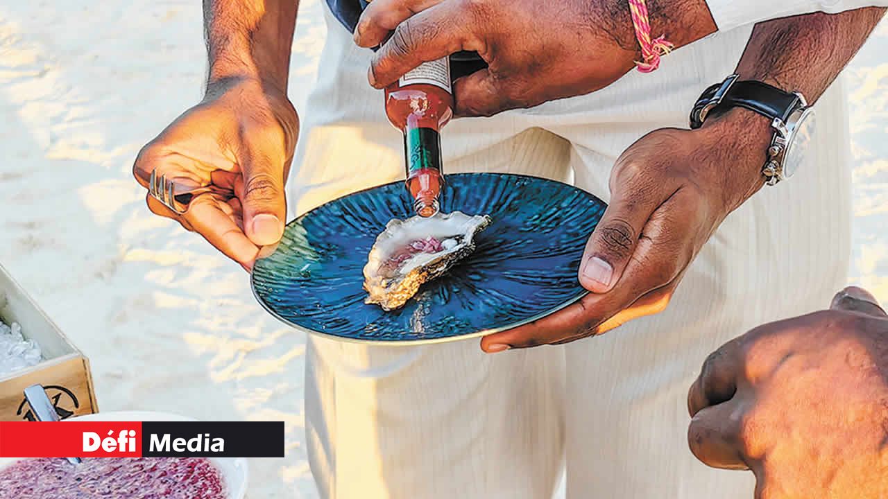 Le chef versant la sauce sur la chair.