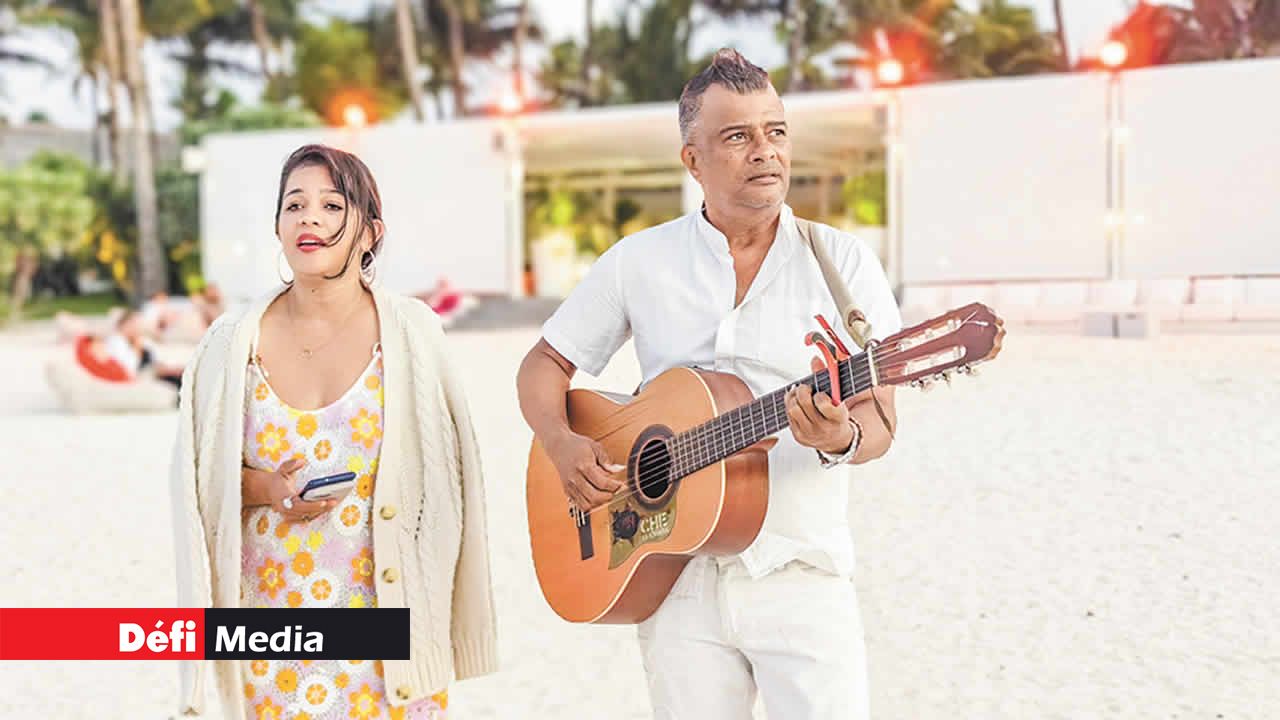 Sur cette magnifique plage de l’hôtel, Toto Lebrasse et sa fille Fiona mettent l’ambiance avec du séga et des chansons européennes.
