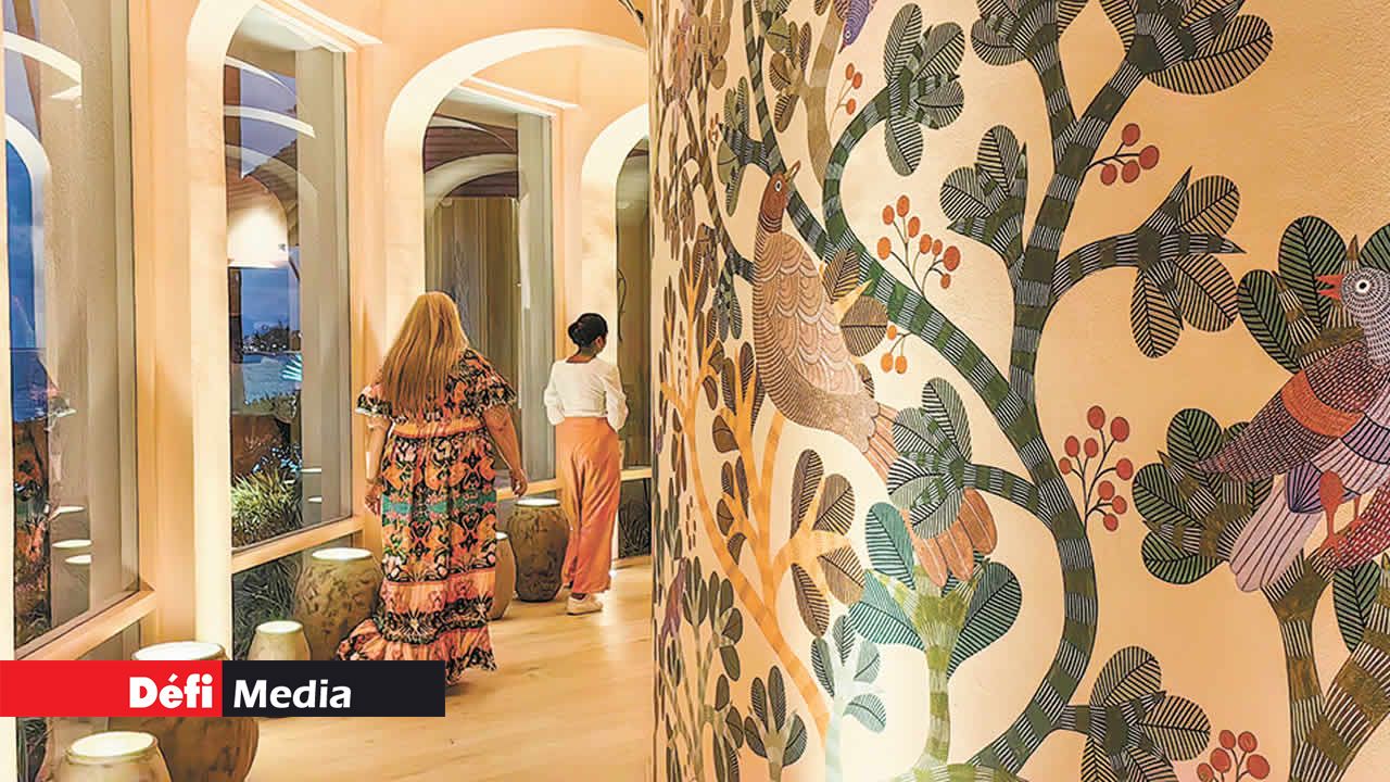 Une vue de l’entrée du restaurant AMARI by Vineet avec ses fresques murales.